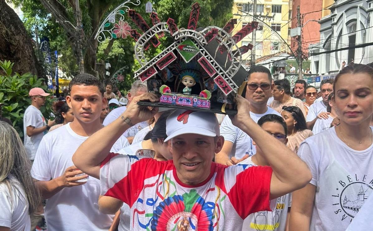 DJ Dinho leva miniatura do Novo Tupinambá ao Círio para pagar promessa